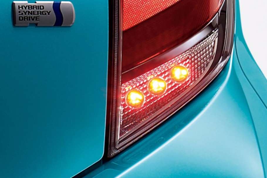 LEDリヤフォグランプ(リヤコンビネーションランプ内蔵・運転席側)
