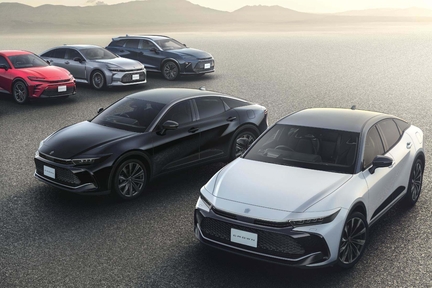 （前列右）：特別仕様車 CROSSOVER RS “THE 70th” （ベース車両はCROSSOVER RS）