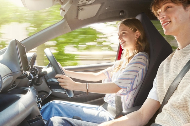 【モデル入り素材】G（ハイブリッド・2WD）