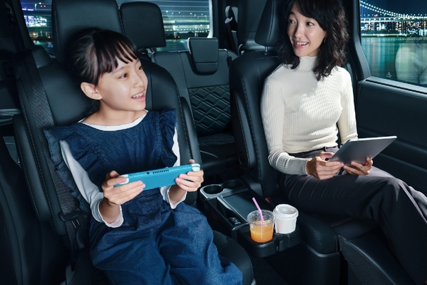 【モデル入り素材】車内Wi-Fi　イメージ